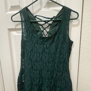 Elegant hunter green Lace Dress
Pit to pit 17-18”
Maxi
Back split
Criss cross